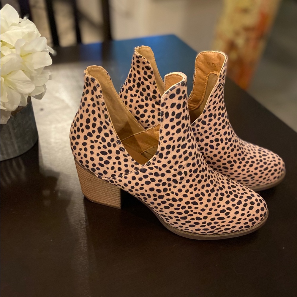 Mata size 8.5 booties in cheetah print. Brand new